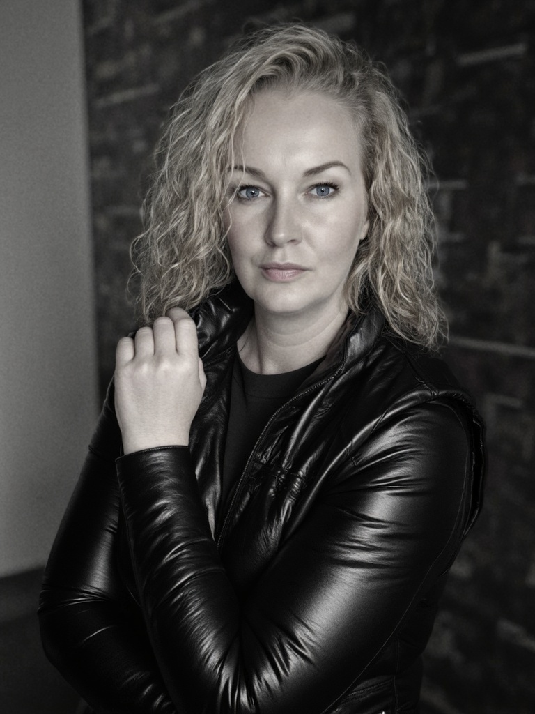 Editorial beeld van Claudia Mostert in zwarte outfit